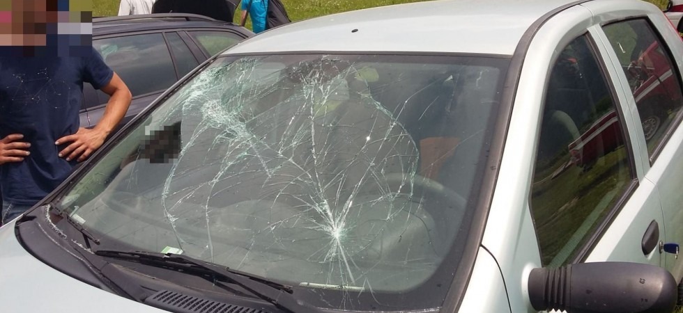 Sbaglia l'atterraggio e si schianta in parapendio contro le auto parcheggiate, grave un pilota
